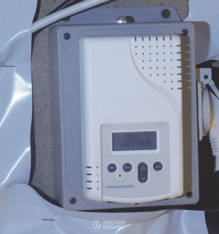 me-ch-15-co2-monitor-01